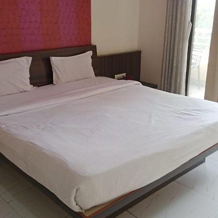 Hotel Swamiraj Indāpur Extérieur photo