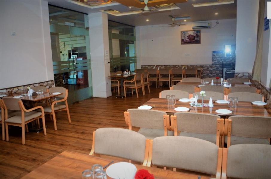 Hotel Swamiraj Indāpur Extérieur photo