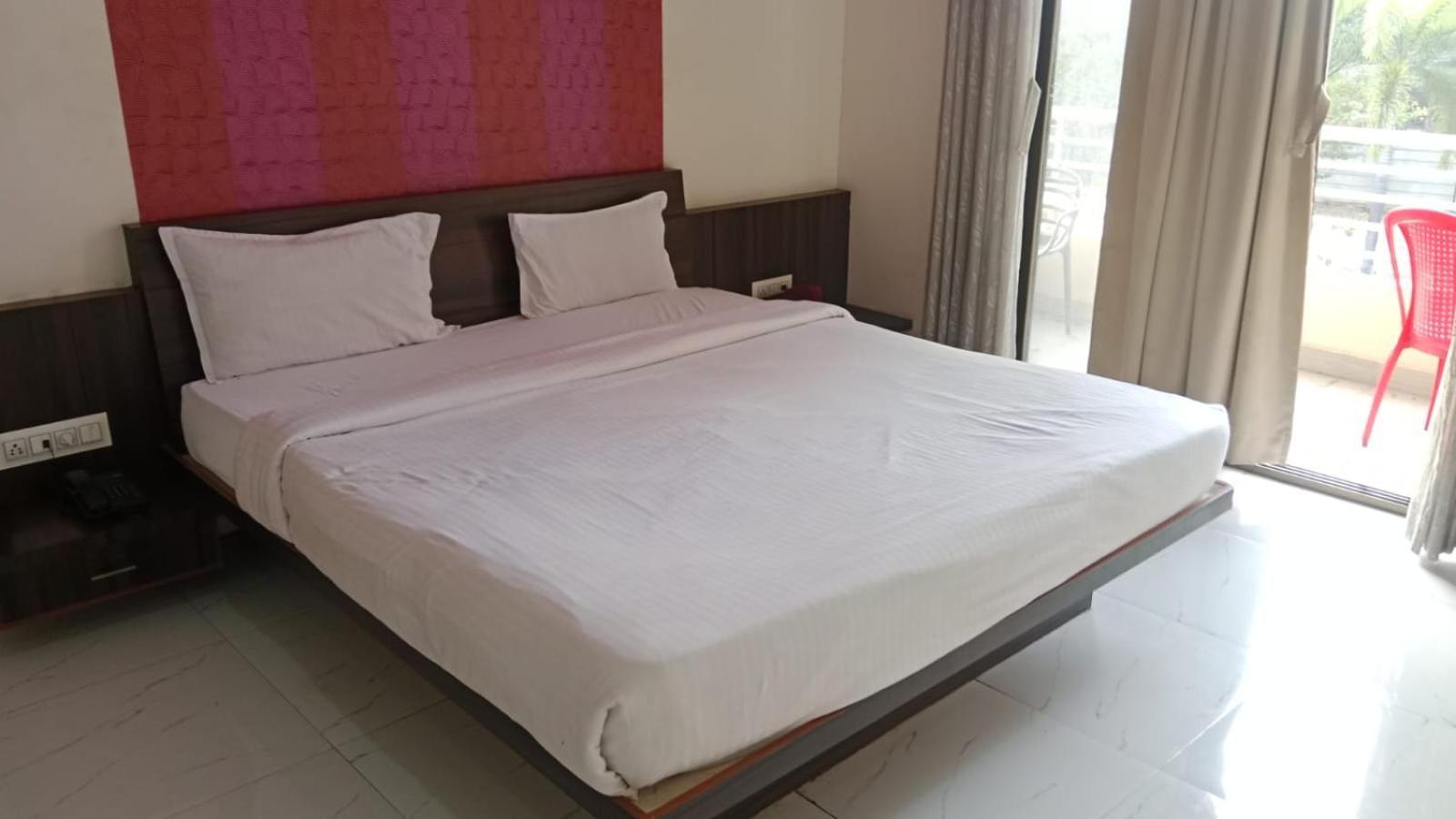 Hotel Swamiraj Indāpur Extérieur photo